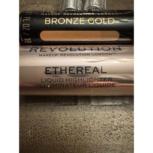 Makeup Revolution Bronze Gold Ethereal Liquid Highlighter 0.61 Fl. Oz - Picture 2 of 5